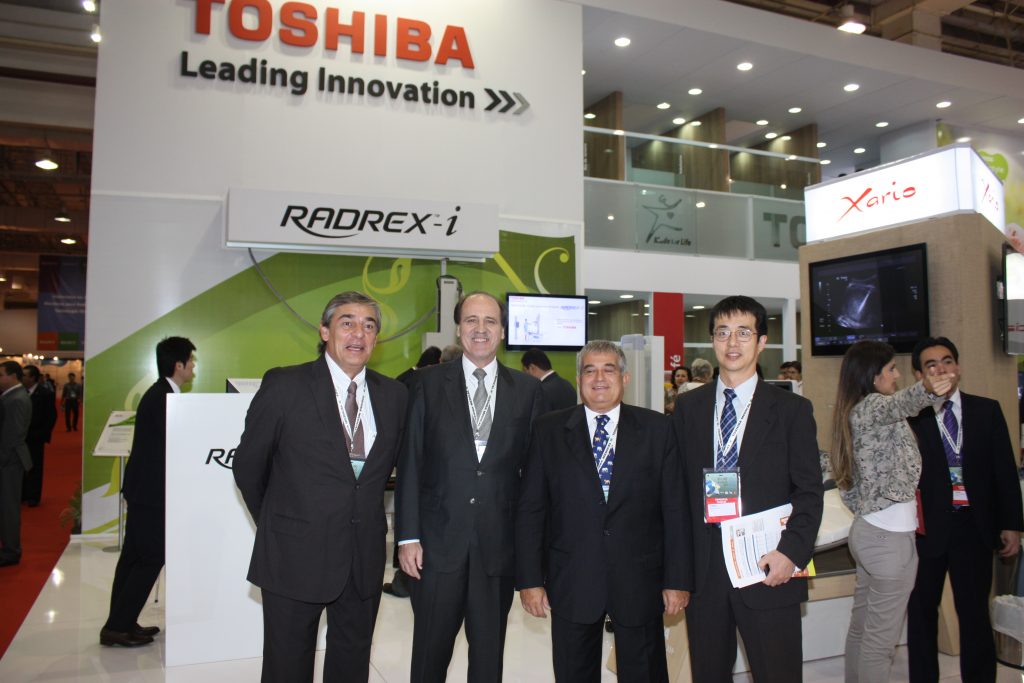 Claudio Jiménez, Gerardo Schatenhoffer (Director de Toshiba do Brasil), Roberto Ricci y Takuya Yamaji (Latin America & Canada Group Manager) en el stand de Toshiba