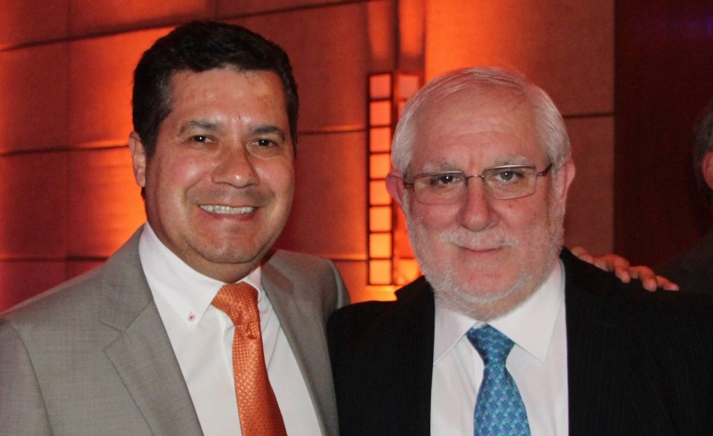 Dr. René Anguiano Martinez de la Federación Mexicana de Radiología e Imagen y el Dr. Miguel Angel Pinochet