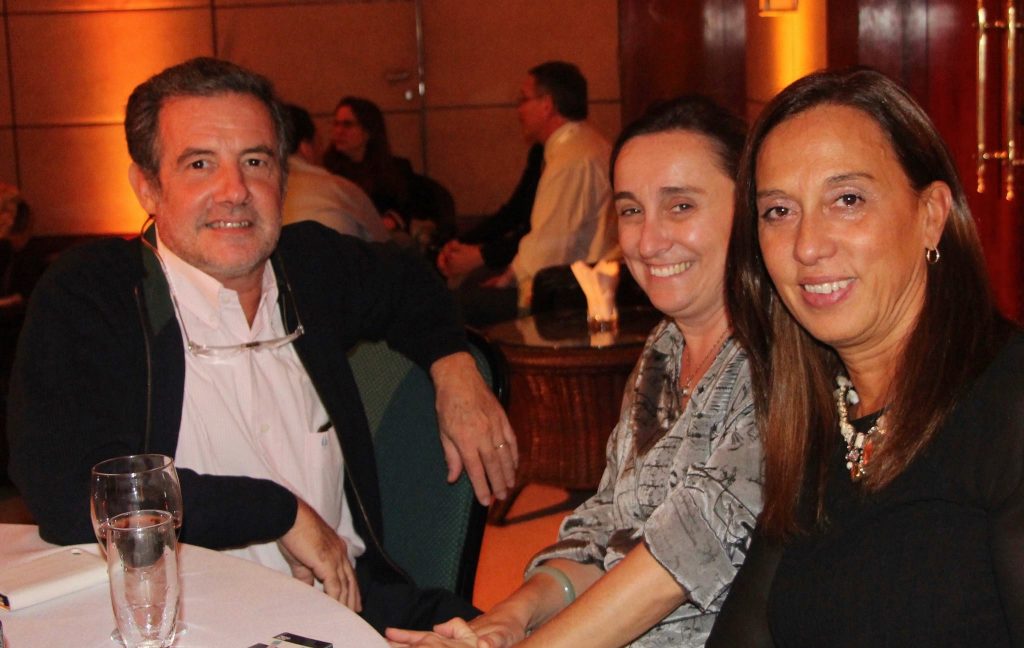 Pablo Tharigen de Philips con las Dras. Adriana Martínez y Adriana Ojeda de Argentina