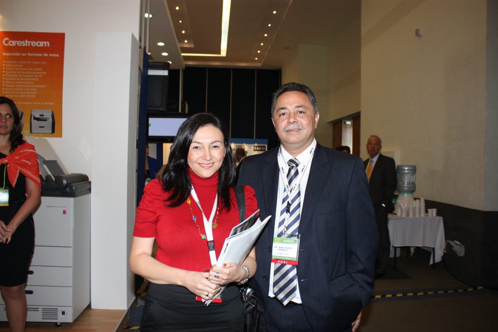 Paula Cristina Grisales y Dr. Jaime Madrid Jaramillo de la Asociación Colombiana de Radiología