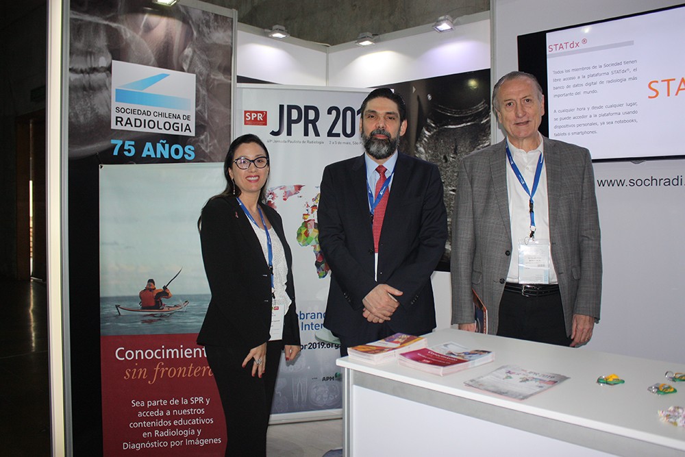 Priscila Figueiredo, Dr. Antonio José da Rocha y Dr. Renato Mendonca en el stand de la SPR