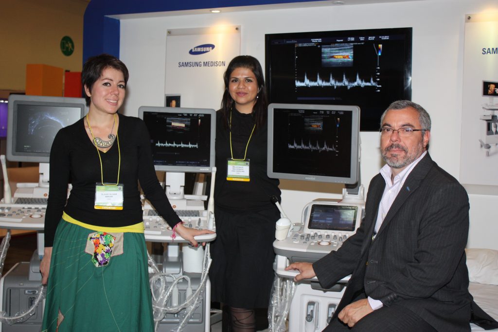 Miriam Oliva, Ana Carolina Maldonado y médico de EYMSA, distribuidor de Samsung Medison en México