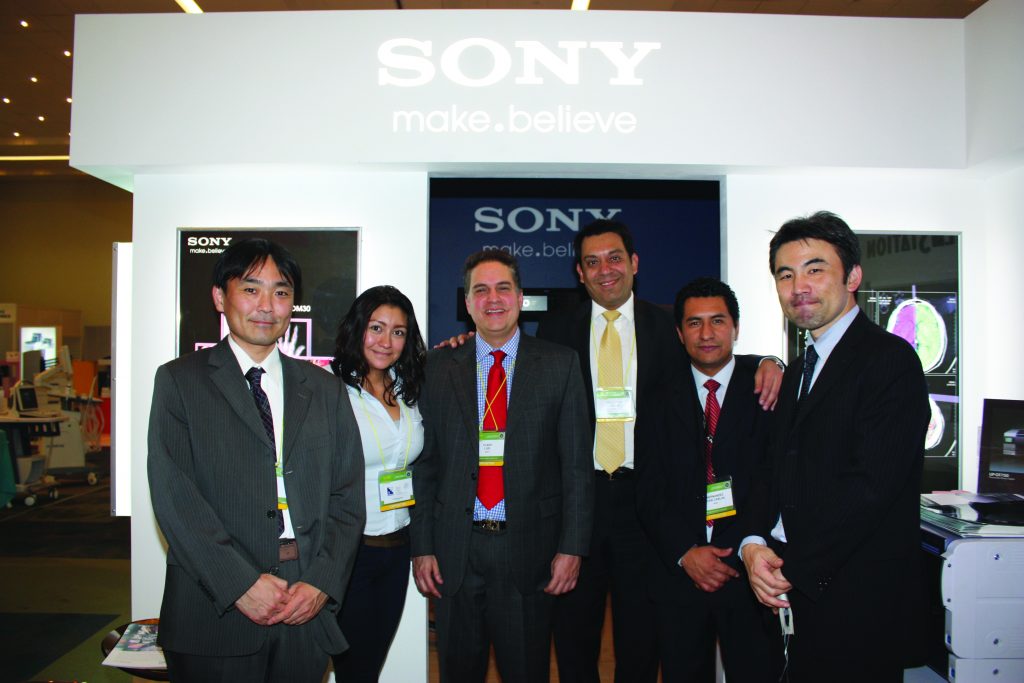 Staff de Sony con Luis Claro y Fabian Gallegos
