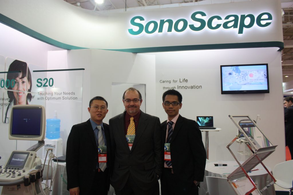 José Morales con 2 representantes de ventas de Sonoscape