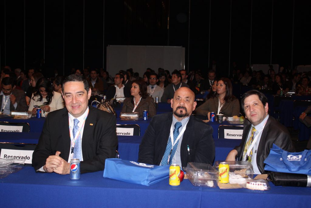 Dr. Carlos Rodriguez Treviño, Dr. Gerardo Perdigón Castañeda y Dr. Luis Felipe Alva López en sesión