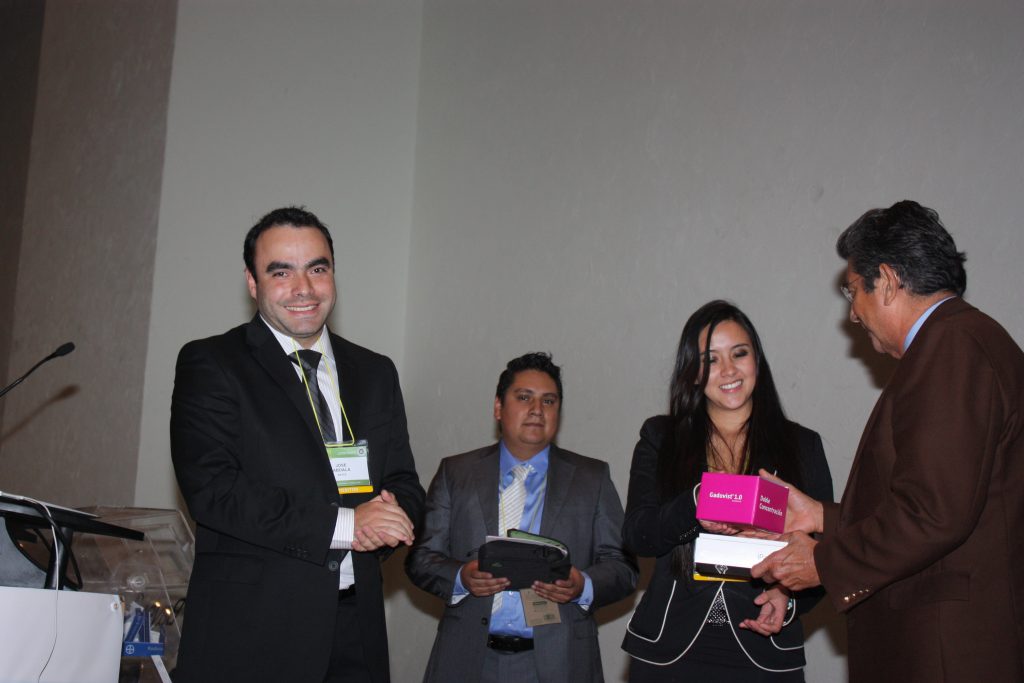 José Lezama de Bayer-Medrad entregando un Ipad de premio