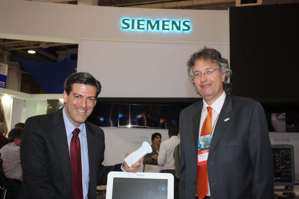 Armando Correa Lopes Jr (Senior Vice President) y Stefano Garbin (Marketing Manager) de Siemens con el ecógrafo con transductor inalámbrico