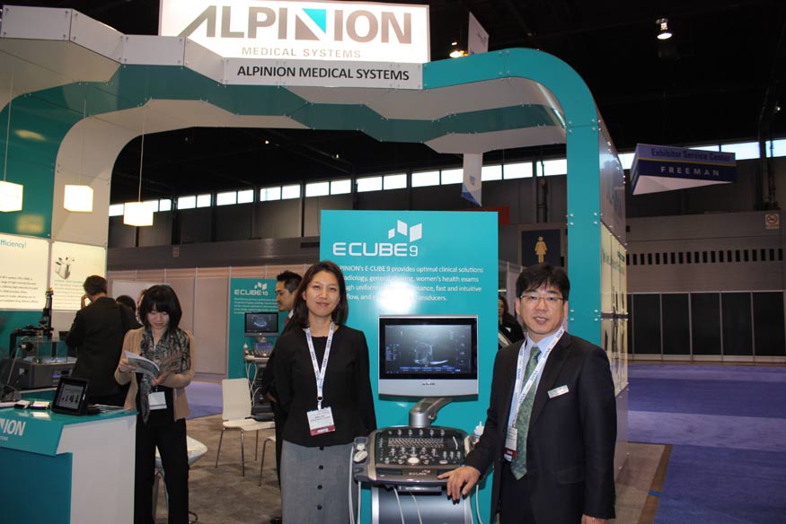 Binie Kim y colega de Alpinion Medical Systems