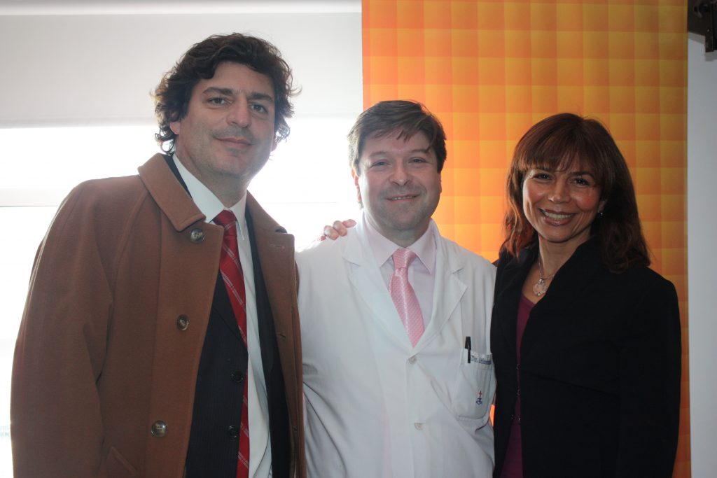 Daniel Cánepa y Andrea Carabelli de Carestream Health con el Dr. Antonio Moreno