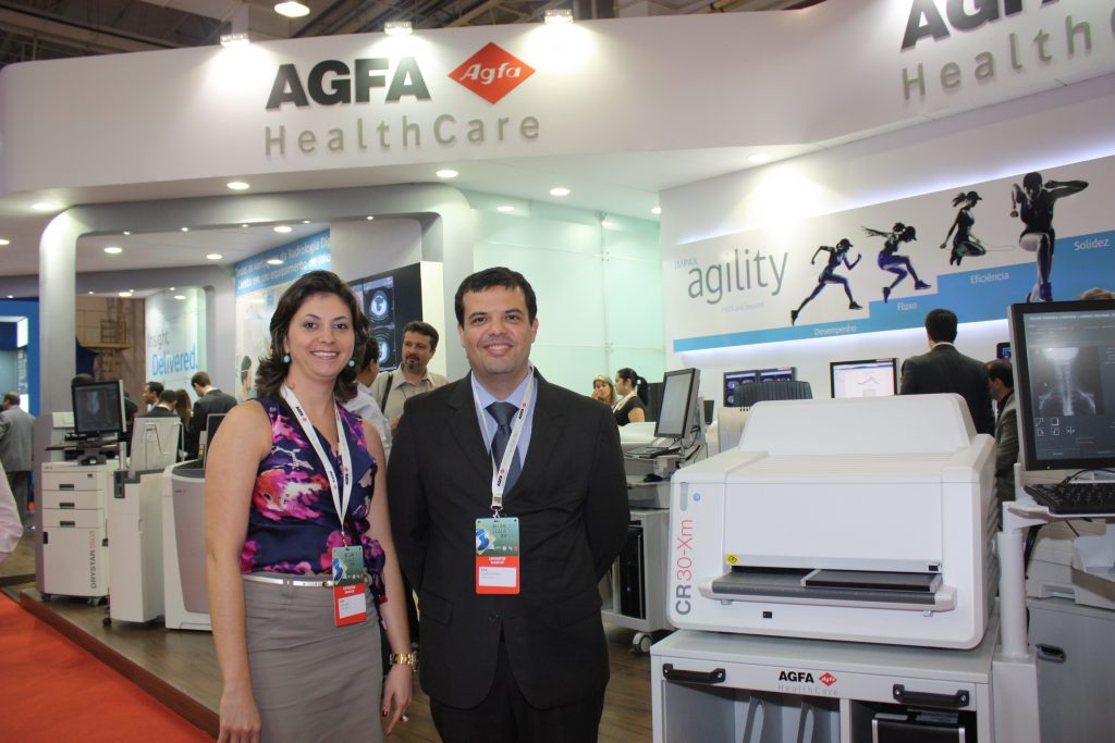 Daniela Galo (Marketing Manager para América Latina) y Leonardo Faleiros (Sales Manager - Imaging) de Agfa Healthcare Brasil