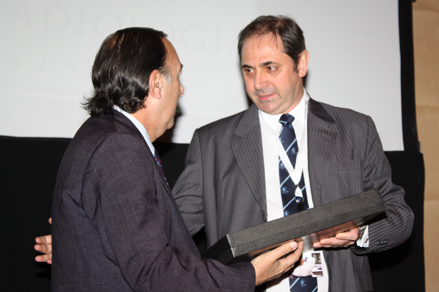 Dr. Alfredo Buzzi entregando reconocimiento