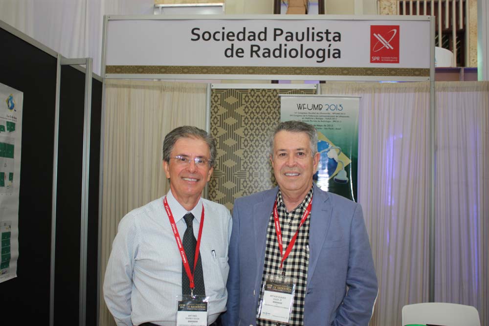 Dr. Antonio Soares Souza y colega en el stand de la SPR