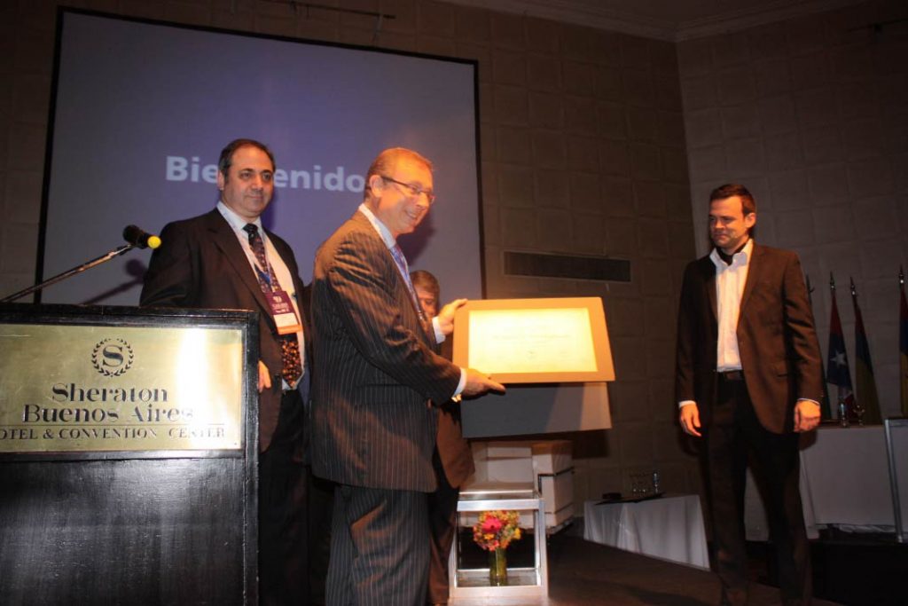 Dr. Gabriel Dib, Presidente de la Asociacion Colombiana de Radiologia recibe reconocimiento de la SAR