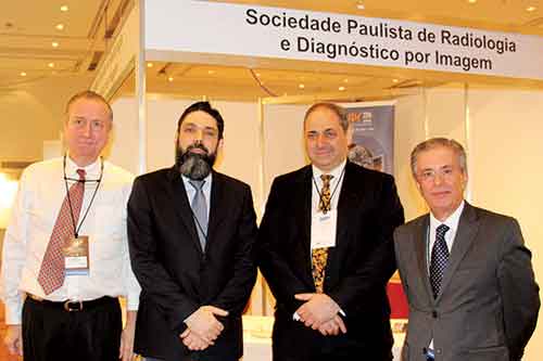 Dr. Renato Mendonca, Dr. Antonio Rocha, Dr. Alfredo Buzzi y Dr. António Soares Souza en el stand de la SPR