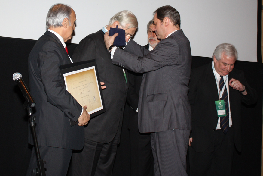 Dr. Roberto Villavicencio recibiendo medalla