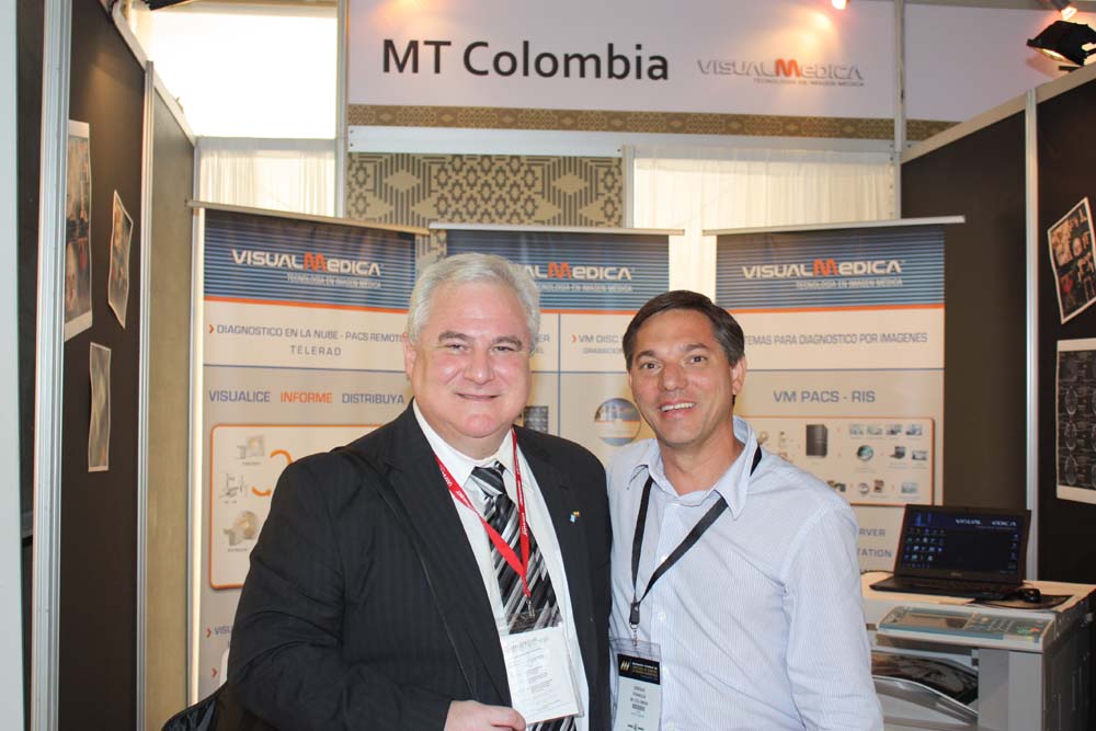 Dr. Sergio Lucino (Presidente de FAARDIT) con Enrique Paniagua en el Stand de Visual Medica Colombia