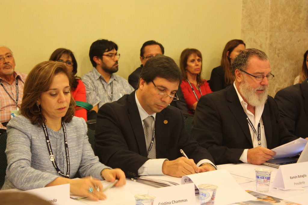 Dra. María Cristina Chammas (Presidente Electo FLAUS), Dr. Ramón Bataglia (Presidente saliente FLAUS) y Dr. José Parada (Secretario FLAUS), en la asamblea general