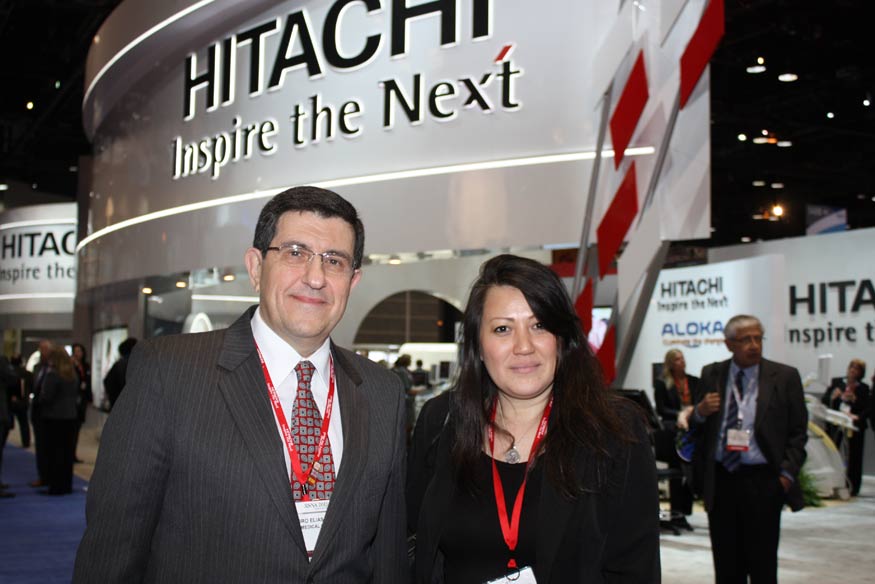 Ing. Pedro Elias (distribuidor de Hitachi para Brasil) y Sofía Sato de Hitachi-Aloka para Latinoamérica