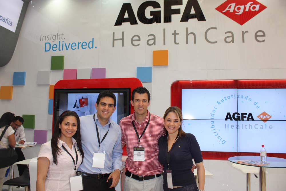 Jessica Barrero Peláez, Juan Felipe Ramirez y staff de Agfa Healthcare Colombia