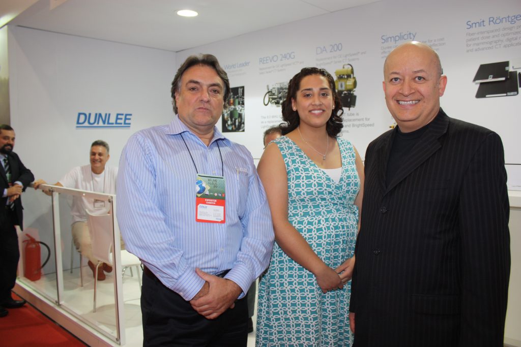 Jorge Babikian (Sales Manager Brasil), Mirella Bryant (Sales Operation Specialist) y Sam Bello de Dunlee