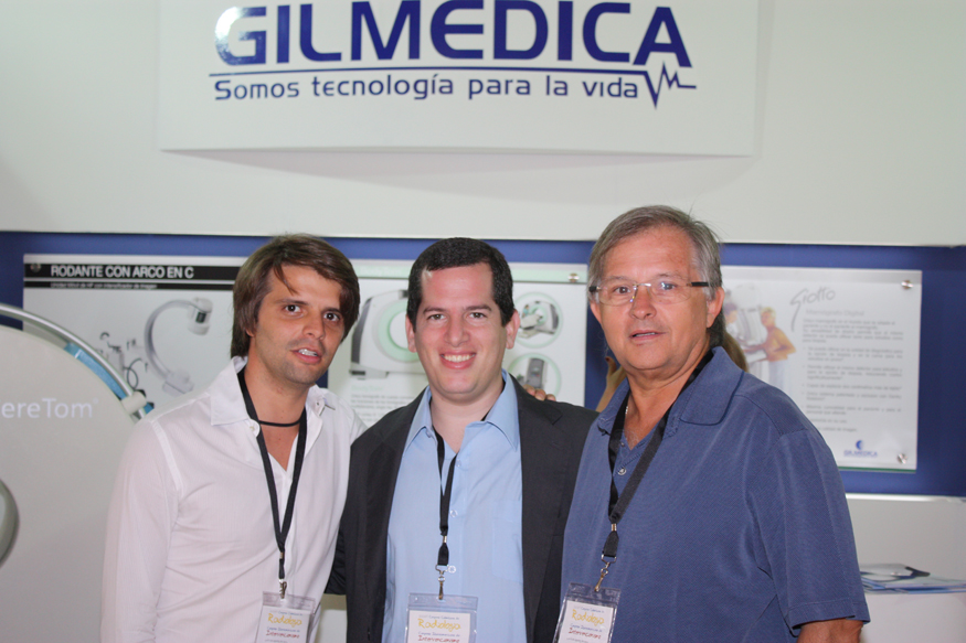 Juan David Gil, Ezequiel Domb y Luis Fernando Gil en el stand de Gilmedica S.A.