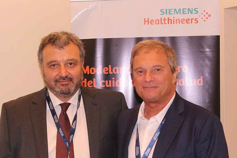 Marcelo Luraschi de Siemens Healthineers con el Dr. Ricardo García Mónaco