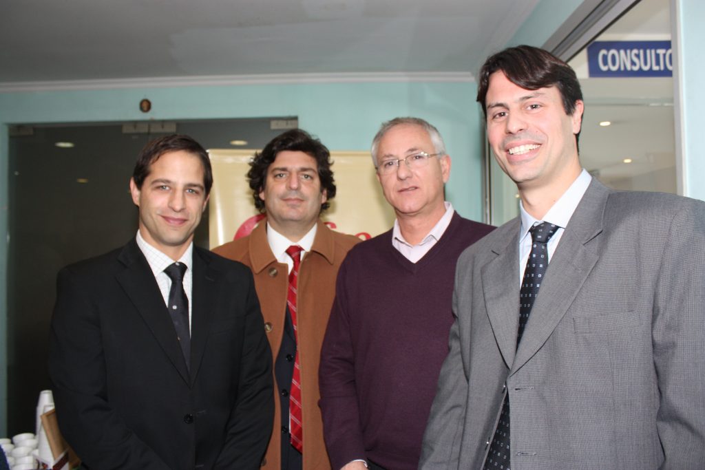 Mariano Vicetto y Daniel Cánepa de Carestream con Martin Remersaro y Bruno Urban de Clínica San Camilo