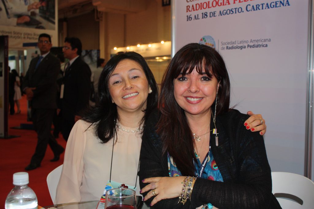 Paula Cristina Grisales y Dra. Claudia Varón-Puerta en el stand de la Asociación Colombiana de Radiología