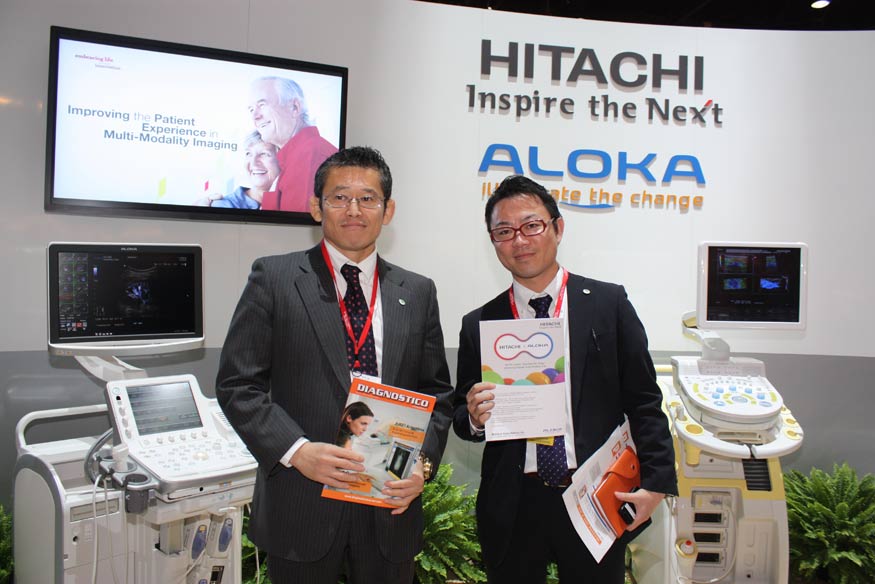 Satoru Nara y colega de Hitachi-Aloka