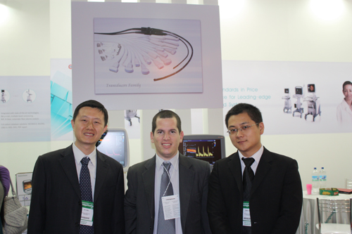 Shi Liang, Ezequiel Domb y Wang Q. en el Stand de SonoScape