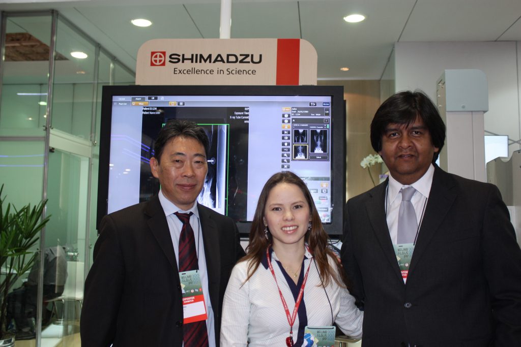 Sr. Sato, Cinthya Watanabe y Marcelo J. Ocampo de Shimadzu