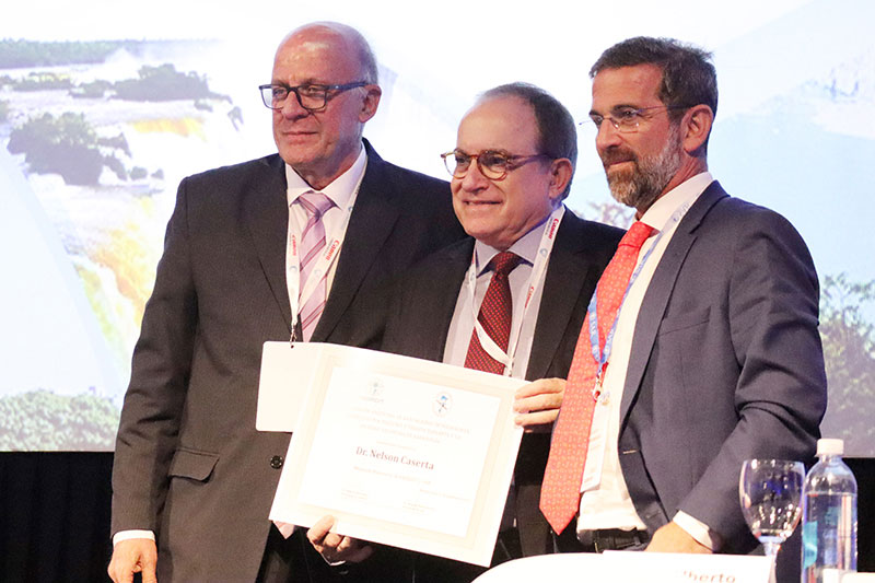 Dr. Nelson Caserta recibe reconocimiento por parte  del Dr. Alberto Marangoni y Eduardo Eyheremendy