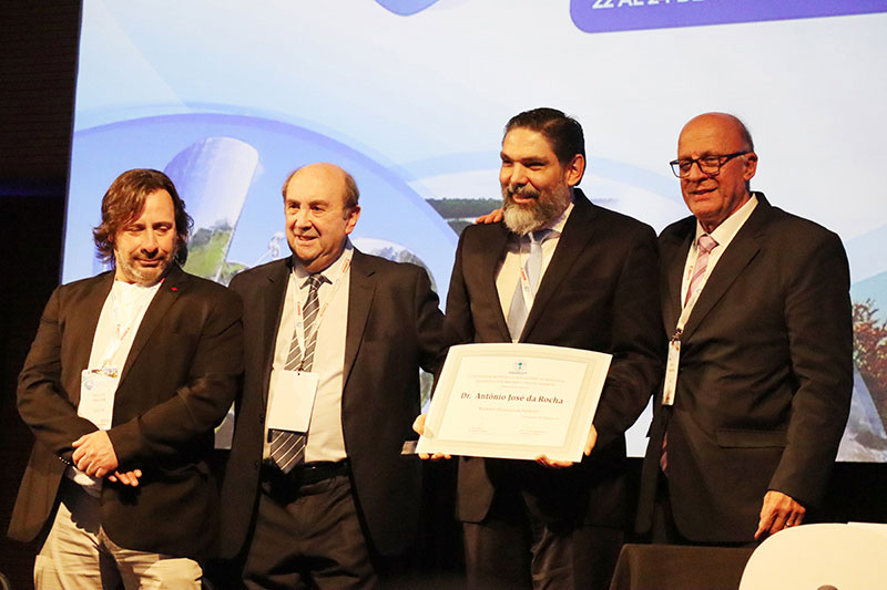 Dr. Antonio Rocha recibe reconocimiento por parte de los Dres. Alberto Marangoni, Sergio Moguillansky y Alejandro Gabriel Tagliani