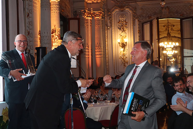 Dr. Alberto Marangoni, Ing. Alberto Frascarelli entrega libro de premio de Ediciones Journal
