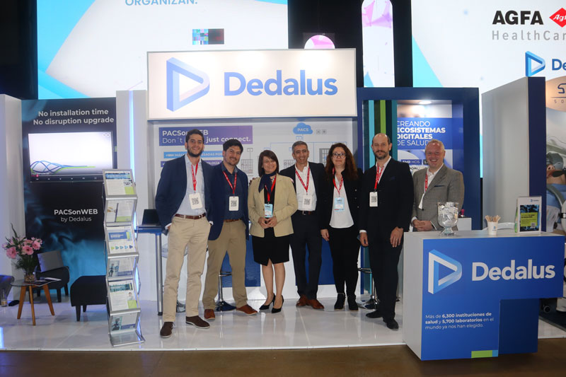 Selene Contreras y Juan Pablo Cortez con el staff de Dedalus