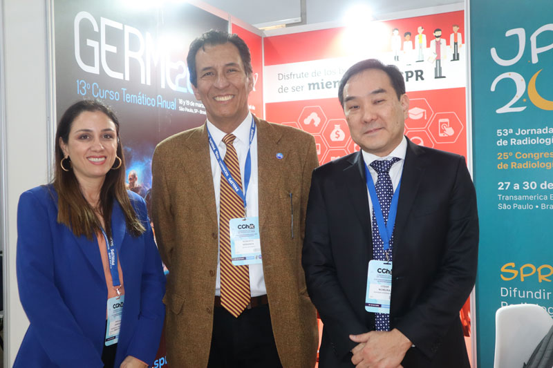 Priscila, Dr. Roberto Miranda y Dr. Cesar Higa Nomura