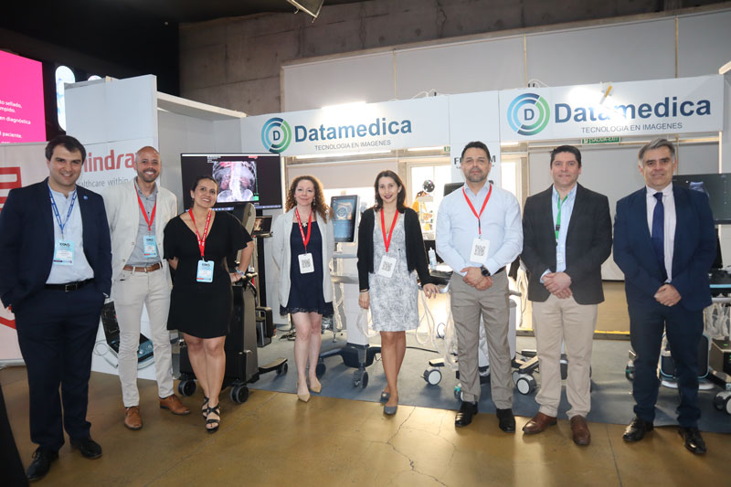 Dr. Rodrigo San Martín con el Staff de Datamedica, representante de Mindray en Chile