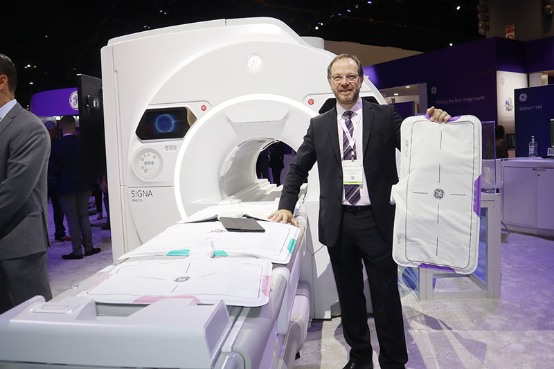 Leo Packer de GE Healthcare MRI con la nueva bobina AIR