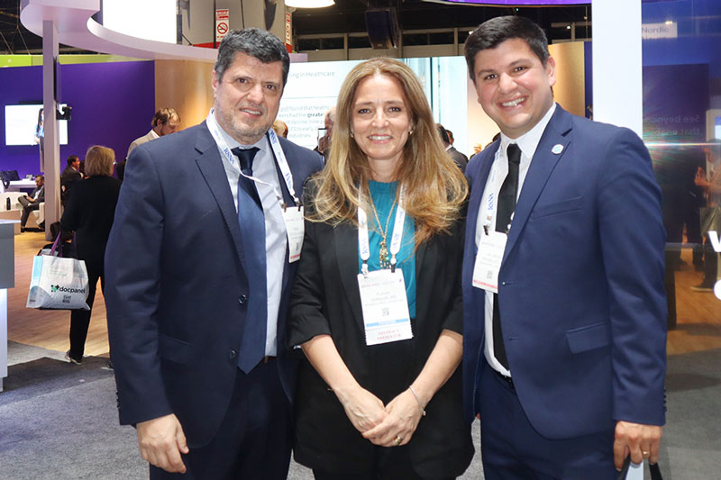 Daniel Costa de la Fuente, Dra. Flavia Sarquis con Mauricio Arambillet de Vistazo Pharma Group