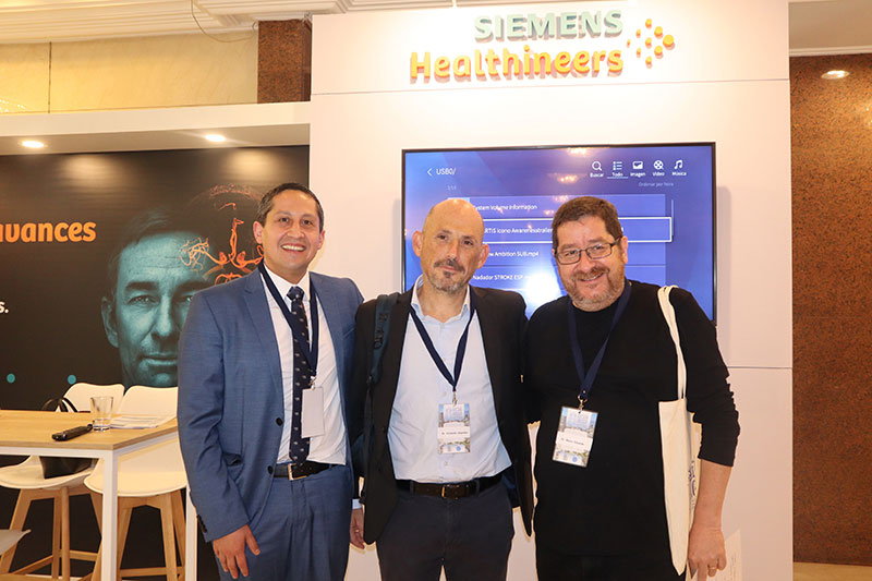 Dr. Alejandro Tomasello y Dr. Eduardo Bravo en el stand de Siemens Healthineers