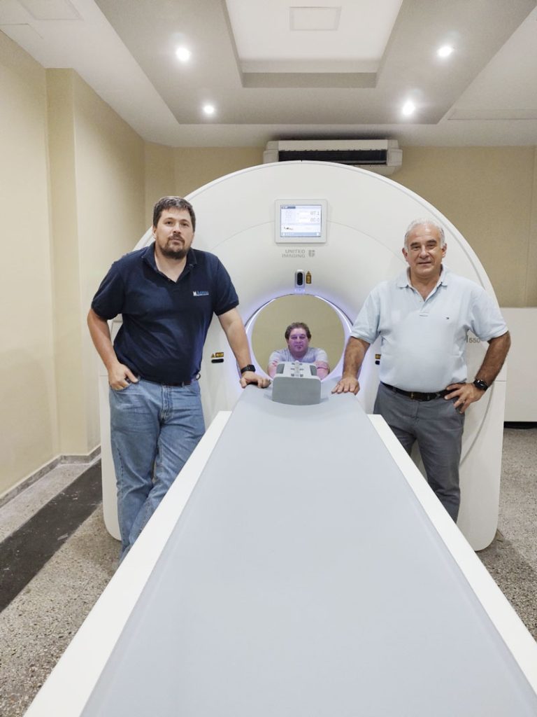 Equipo de Servicio Técnico de Access Medical Systems con el PET-CT instalado.