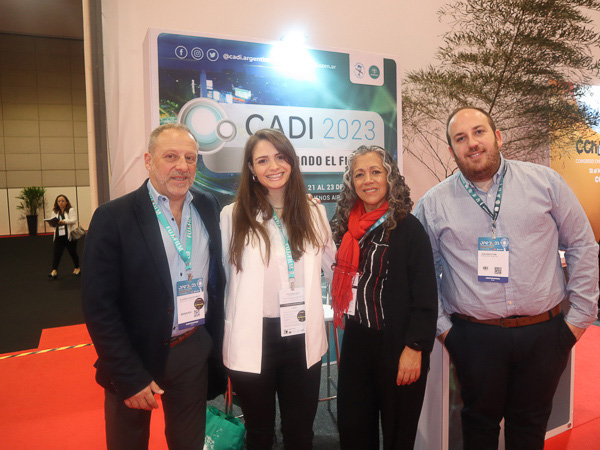 Dr. Alejandro Rasumoff, Dra., Alejandra Capdevila y Juan Fiani en el stand del CADI 2023