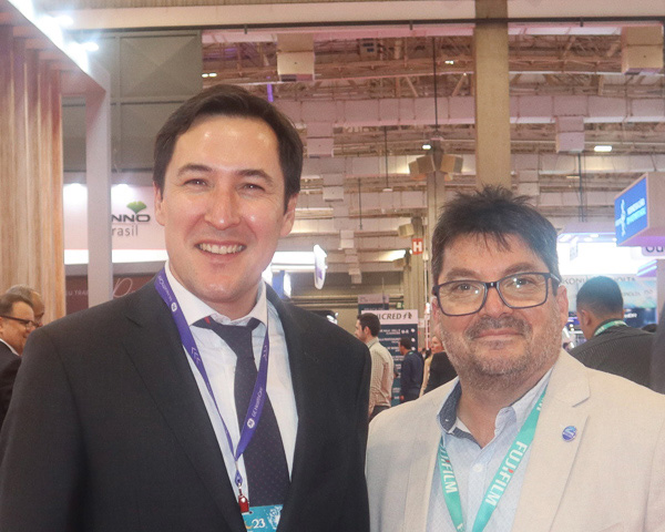 Jorge Dinamarca de GE Healthcare y Dr. Cristian Perez, Presidente de la SOCHRADI