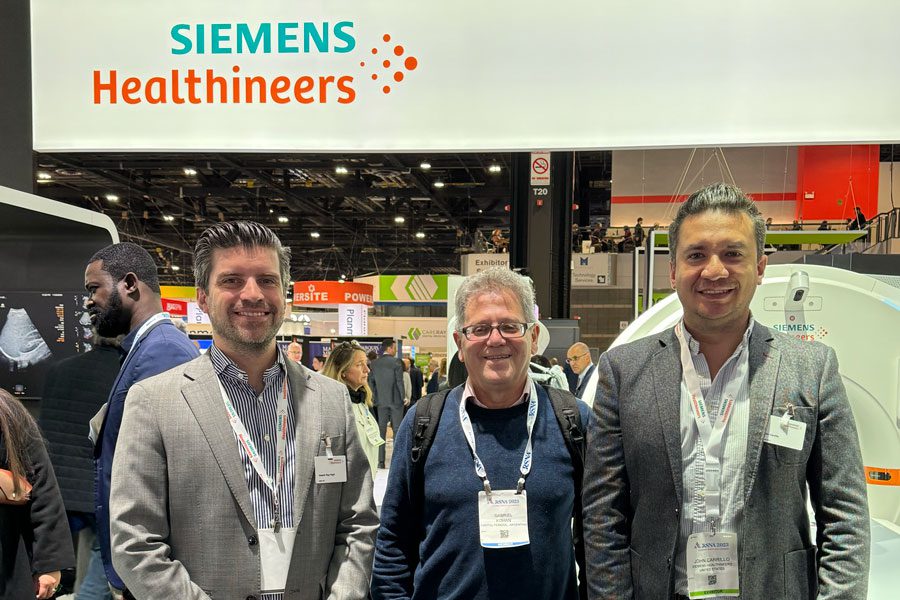Joaquín Rigo Righi y Dr. Gabriel Kohan en stand de Siemens