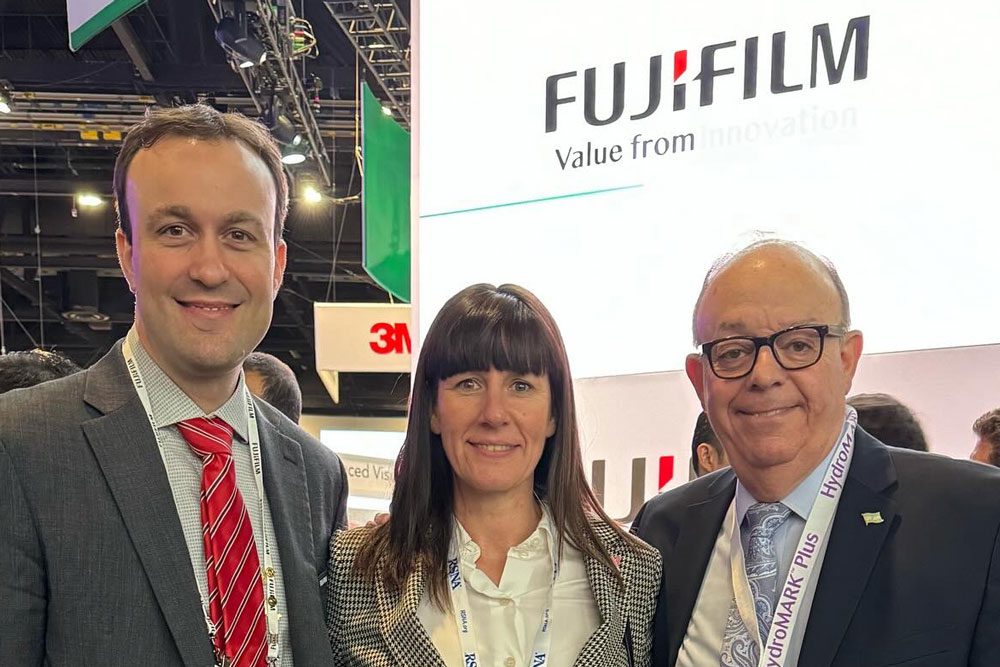 German Repetto, Natalia Bauman y Carlos Gilio en stand de Fujifilm