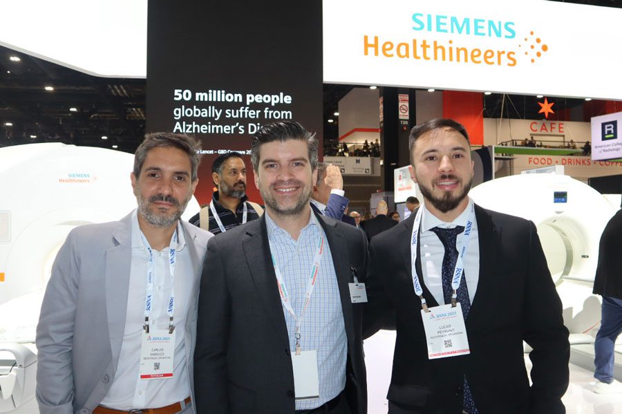 Carlos Marcico, Joaquín Rigo Righi y Lucas Peyrano en stand de Siemens Healthineers