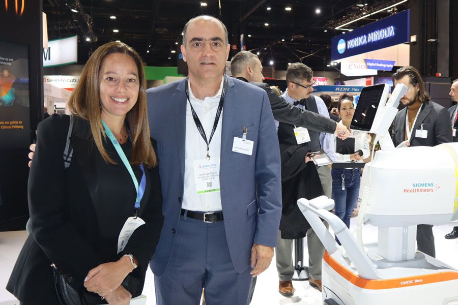 Bárbara Domb de Diagnostico Journal y Juan Carlos Ghisolfi, Senior Executive. Healthcare and Life Sciences industry. LATAM de Siemens Healthineers