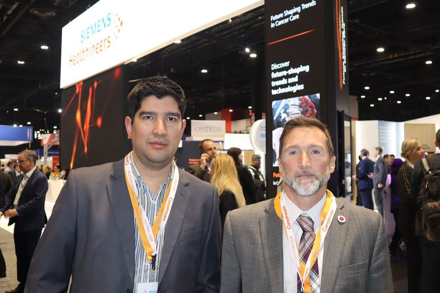 Juan José Rodríguez y Sergio Borgonovo de Farkim en stand de Siemens Healthineers