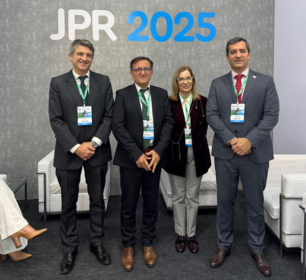 12 - Dr. García Bayce de la Soc. Uruguaya de Radiología, Dr. Jean-Pierre Tasu de la Soc. Francesa de Radiología, Dra. Claudia Cejas y Dr. Vasco Galvez.