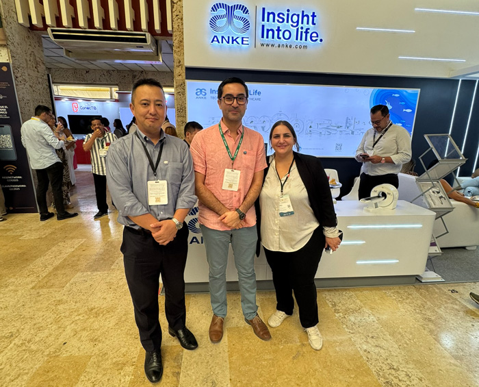 7 - Shuji Tsujio de Taichi con Dr. Carlos Riquelme y Andrea Ballocchi de la SOCHRADI